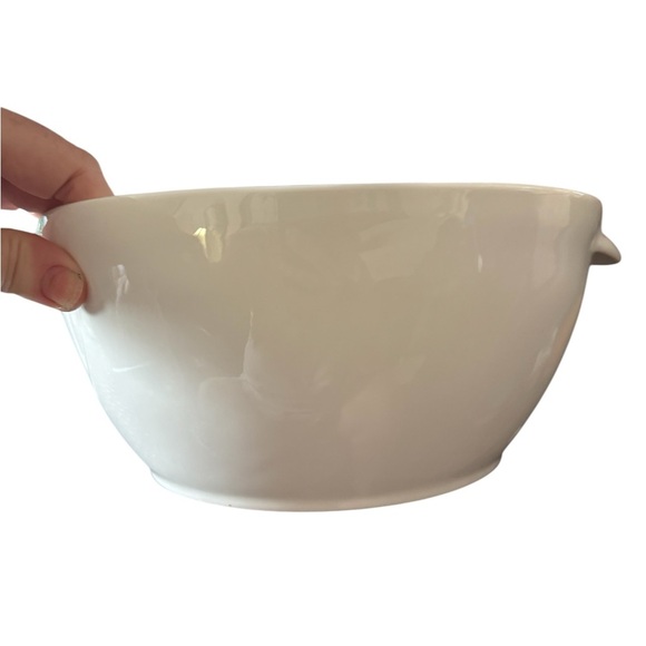 Savinio White Casserole Dish with Lid. - Picture 6 of 12